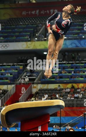 17 août 2008 - Alicia Sacramone, des États-Unis, concourt en caveau dans la compétition d'appareils individuels le dimanche 17 août 2008, aux Jeux de la XXIXe Olympiade à Beijing, en Chine. (Tom Fox/Dallas Morning News/MCT) (image crédit : © Tom Fox/MCT/ZUMAPRESS.com) Banque D'Images