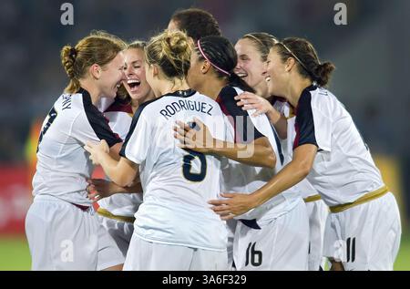 18 août 2008 - les membres de l'équipe féminine de football des États-Unis célèbrent une victoire sur le Japon le lundi 18 août 2008, aux Jeux de la XXIXe Olympiade à Beijing, en Chine. (David Eulitt/Kansas City Star/MCT) (image crédit : © David Eulitt/MCT/ZUMAPRESS.com) Banque D'Images