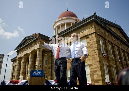 23 août 2008 - candidat démocrate à la présidentielle Sen. Barack Obama et Sen. Joe Biden (d-Del.) Montez sur scène à l'Old State Capital à Springfield, Illinois, le samedi 23 août 2008. Obama a choisi Biden comme vice-président. (Zbigniew Bzdak/Chicago Tribune/MCT) (image de crédit : © Zbigniew Bzdak/MCT/ZUMAPRESS.com) Banque D'Images