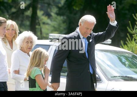 23 août 2008 - Sen. Joe Biden (d-Del.) Vagues à ses partisans alors qu'il est escorté par les services secrets à l'aéroport où il rejoindra le candidat démocrate à la présidence Sen. Barack Obama en tant que vice-président à Wilmington, Delaware, samedi 23 août 2008. (David Swinson/Philadelphia Inquirer/MCT) (crédit image : © David Swanson/MCT/ZUMAPRESS.com) Banque D'Images