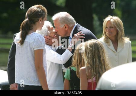 23 août 2008 - Sen. Joe Biden (d-Del.) Embrasse sa famille avant d'être escorté par les services secrets à l'aéroport où il rejoindra le candidat démocrate à la présidentielle Sen. Barack Obama en tant que vice-président à Wilmington, Delaware, samedi 23 août 2008. (David Swinson/Philadelphia Inquirer/MCT) (crédit image : © David Swanson/MCT/ZUMAPRESS.com) Banque D'Images