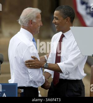 23 août 2008 - candidat démocrate à la présidentielle Sen. Barack Obama et Sen. Joe Biden (d-Del.) Montez sur scène à l'Old State Capital à Springfield, Illinois, le samedi 23 août 2008. Obama a choisi Biden comme vice-président. (Nuccio DiNuzzo/Chicago Tribune/MCT) (image crédit : © Nuccio Dinuzzo/MCT/ZUMAPRESS.com) Banque D'Images