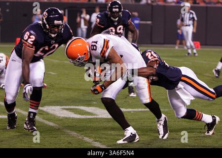 27 août 2008 - Trumaine McBride des Chicago Bears affronte Travis Wilson des Cleveland Browns après une réception dans le deuxième quart-temps d'un match de pré-saison de la NFL le jeudi 28 août 2008, au Cleveland Browns Stadium à Cleveland, Ohio. (Lew Stamp/Akron Beacon Journal/MCT) (crédit image : © Lew Stamp/MCT/ZUMAPRESS.com) Banque D'Images