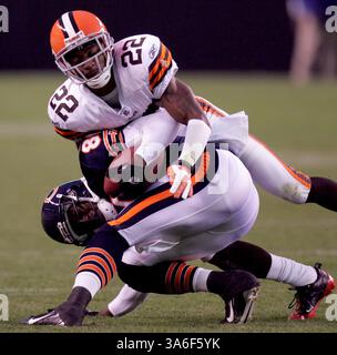 28 août 2008 - Brandon McDonald (en haut) des Cleveland Browns fait tomber le receveur des Chicago Bears Brandon Lloyd dans le deuxième quart-temps d'un match de pré-saison de la NFL, le jeudi 28 août 2008, au Cleveland Browns Stadium à Cleveland, Ohio. (Lew Stamp/Akron Beacon Journal/MCT) (crédit image : © Lew Stamp/MCT/ZUMAPRESS.com) Banque D'Images