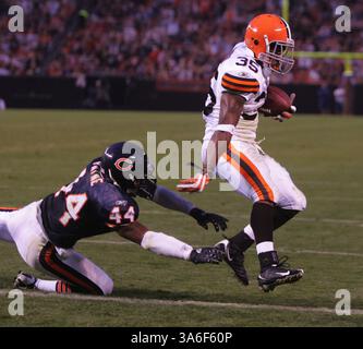 28 août 2008 - Cleveland Browns Running back Jerome Harrison échappe à la sécurité des Chicago Bears Kevin Payne pour marquer un touchdown du premier quart d'un match de pré-saison de la NFL le jeudi 28 août 2008, au Cleveland Browns Stadium à Cleveland, Ohio. (Phil Masturzo/Akron Beacon Journal/MCT) (image crédit : © Phil Masturzo/MCT/ZUMAPRESS.com) Banque D'Images