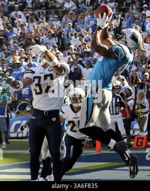 7 septembre 2008 - Dante Rosario (88) des Carolina Panthers tombe avec le touchdown vainqueur devant Eric Weddle (32) et Steve Gregory (28) des San Diego Chargers au Qualcomm Stadium de San Diego, en Californie. Les Panthers ont gagné 26-24. (David T. Foster III/Charlotte observer/MCT) (crédit image : © David T. Foster III/MCT/ZUMAPRESS.com) Banque D'Images