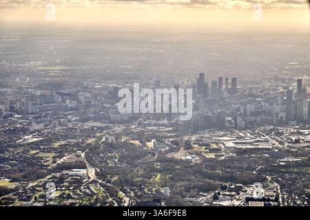 Une vue panoramique atmosphérique du centre-ville de Manchester, et ses hautes tours résidentielles qui définissent maintenant la ville, au nord-ouest de l'Angleterre, Royaume-Uni Banque D'Images