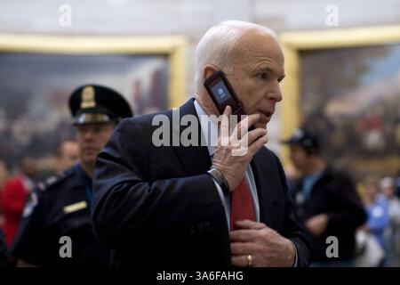 25 septembre 2008 - le sénateur John McCain (R-AZ) marche dans le Capitole des États-Unis entre des réunions avec des dirigeants républicains à Washington, D.C. le 26 septembre 2008..(Chuck Kennedy/MCT) (image crédit : © Chuck Kennedy/MCT/ZUMAPRESS.com) Banque D'Images