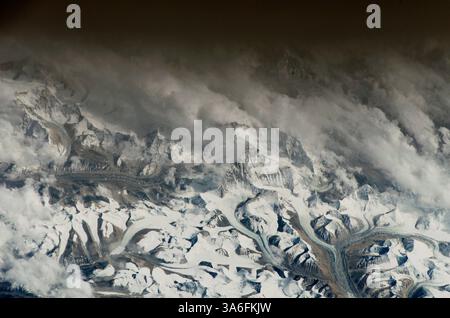 MONT EVEREST, TIBET / NÉPAL - 15 mai 2005 - cette photographie prise depuis la Station spatiale internationale montre la face nord du Mont Everest (au centre) Banque D'Images