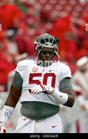 11 octobre 2014 : Alphonse Taylor #50, joueur de ligne offensif de l'Alabama, prend une pause pendant les activités d'avant-match. L'Alabama Crimson Tide bat les Arkansas Razorbacks 14-13 à Fayetteville, AR. Richey Miller/CSM(crédit image : © Richey Miller/Cal Sport Media/ZUMAPRESS.com) Banque D'Images