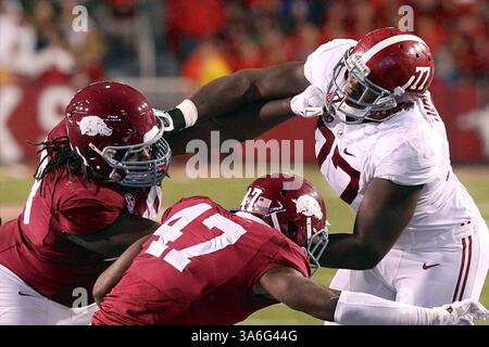 11 octobre 2014 : le lineman offensif de l'Alabama Arie Kouzndjio #77 cherche à repousser les défenseurs de l'Arkansas Darius Philon #91 et Martrell Spaight #47. L'Alabama Crimson Tide bat les Arkansas Razorbacks 14-13 à Fayetteville, AR. Richey Miller/CSM(crédit image : © Richey Miller/Cal Sport Media/ZUMAPRESS.com) Banque D'Images