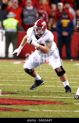 11 octobre 2014 : Austin Shepherd #79, joueur de ligne offensif de l'Alabama, sort du ballon. L'Alabama Crimson Tide bat les Arkansas Razorbacks 14-13 à Fayetteville, AR. Richey Miller/CSM(crédit image : © Richey Miller/Cal Sport Media/ZUMAPRESS.com) Banque D'Images