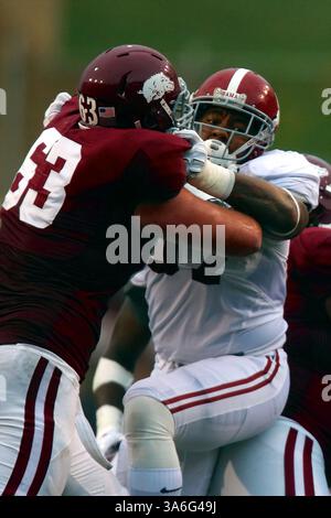 11 octobre 2014 : le lineman défensif de l'Alabama D.J. Pettway #57 travaille contre le lineman offensif de l'Arkansas Dan Skipper #63. L'Alabama Crimson Tide bat les Arkansas Razorbacks 14-13 à Fayetteville, AR. Richey Miller/CSM(crédit image : © Richey Miller/Cal Sport Media/ZUMAPRESS.com) Banque D'Images