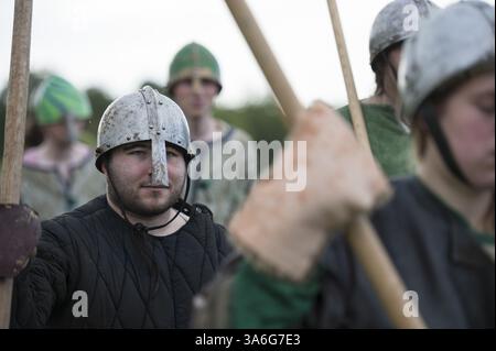 11 octobre 2014 - bataille, East Sussex, Royaume-Uni - environ 400 soldats ont pris part à une reconstitution de la bataille de Hastings de 1066 à Battle Abbey dans l'East Sussex entre les Saxons du roi Harold et les Normands de Guillaume le Conquérant. Photo : un soldat de reconstitution se prépare à combattre avant la bataille. (Crédit image : © Lee Thomas/ZUMA Wire) Banque D'Images
