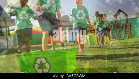 Collecte de bouteilles en plastique, les enfants participant à l'activité de recyclage en plein air avec enthousiasme. durabilité, environnement, extérieur, travail d'équipe, ec Banque D'Images
