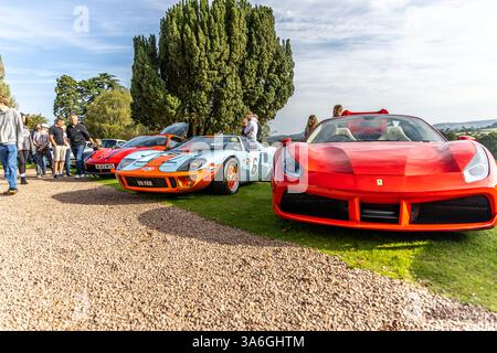 Bristol , Royaume-Uni - 8 octobre 2023 : la voiture occupée rencontre plein de gens à la recherche de sport et de supercars comme Ferrari 488 et Ford GT. Banque D'Images