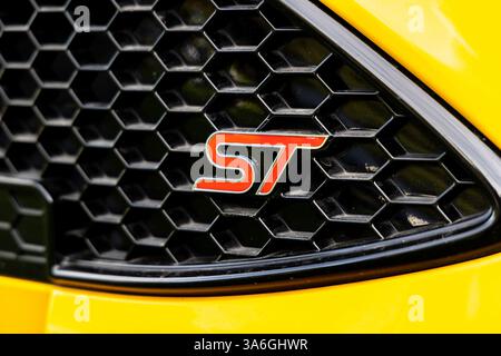 Bristol , Royaume-Uni - 8 octobre 2023 : logo jaune Ford Focus ST. Banque D'Images