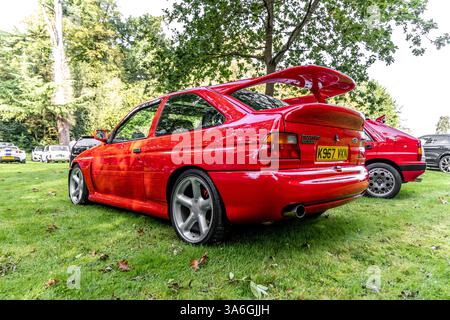 Bristol , Royaume-Uni - 8 octobre 2023 : Red Ford Escort RS Cosworth exposé au salon de l'automobile. Banque D'Images