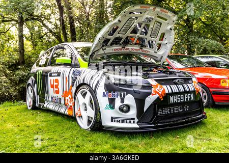 Bristol, Royaume-Uni - 8 octobre 2023 : emballage de livrée de rallye Ford Focus RS. Banque D'Images