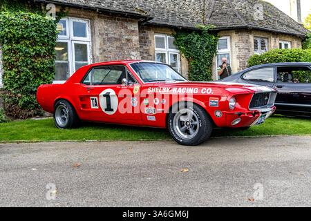 Bristol, Royaume-Uni - 8 octobre 2023 : Ford Mustang de 1967. La livrée de course et Shelby Racing Co. est une réplique ou un hommage à la Shelby GT350 ou GT500 M. Banque D'Images