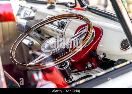 Bristol , Royaume-Uni - 8 octobre 2023 : Classic Hot Rose et blanc rétro Vintage VW Camper Van volant à l'intérieur. Banque D'Images