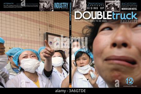 PUBLIÉ le 15 JUILLET 2008 - DOUBLEtruck Magazine numéro 12 - ÉTÉ 2008 - images prises entre le 15 mars 2008 - 14 juin 2008 148 pages. PHOTO - 15 mai 2008 - Dujiangyan, Sichuan, Chine - Une femme pleure alors que les médecins tentent d'appeler les victimes piégées dans un hôpital effondré à Dujiangyan, touchée par le tremblement de terre. Le bilan du séisme de magnitude 8,0 du Sichuan survenu le 12 mai est de plus de 69 197. (Crédit image : © Evens Lee/Color China photos/ZUMA/DOUBLEtruck Magazine) Banque D'Images