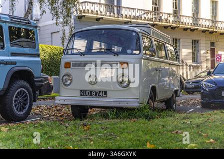 Cheltenham, Royaume-Uni - 15 octobre 2023 : Van classique vintage allemand Volkswagen transporter construit dans les années 1960 Banque D'Images