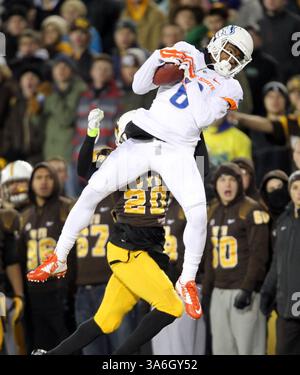22 novembre 2014 - Laramie, WY, USA - le récepteur de Boise State Wide Chaz Anderson fait une prise devant le cornerback du Wyoming Blair Burns au War Memorial Stadium à Laramie, Wy., le samedi 22 novembre 2014. (Crédit image : © Kyle Green/TNS/ZUMA Wire) Banque D'Images