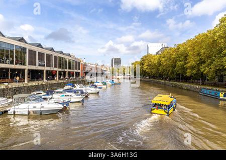 Bristol, Royaume-Uni - 28 octobre 2023 : Harbourside pris à Bristol Watershed avec des bateaux et des yachts. Banque D'Images