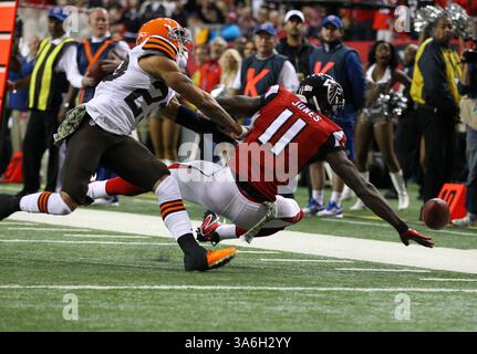 23 novembre 2014 - Atlanta, Géorgie, États-Unis - Julio Jones (11), receveur des Atlanta Falcons Wide, laisse tomber une passe au premier quart-temps qui pourrait avoir été un touchdown dans le match entre les Browns de Cleveland et les Atlanta Falcons au Georgia Dome. (Crédit image : © Frank Mattia/ZUMA Wire) Banque D'Images