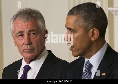 24 novembre 2014 - Washington, District of Columbia, États-Unis d'Amérique - le président des États-Unis Barack Obama, à droite, annonce la démission du secrétaire à la Défense Chuck Hagel, à gauche, dans la salle à manger d'État de la Maison Blanche à Washington, D.C. le 24 novembre 2014..crédit : Kristoffer Tripplaar / Pool via CNP (crédit image : © Kristoffer Tripplaar/CNP/ZUMAPRESS.com) Banque D'Images