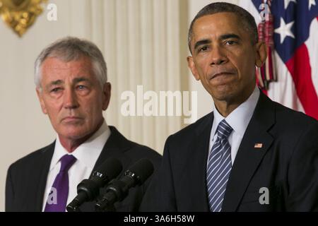 24 novembre 2014 - Washington, District of Columbia, États-Unis d'Amérique - le président des États-Unis Barack Obama, à droite, annonce la démission du secrétaire à la Défense Chuck Hagel, à gauche, dans la salle à manger d'État de la Maison Blanche à Washington, D.C. le 24 novembre 2014..crédit : Kristoffer Tripplaar / Pool via CNP (crédit image : © Kristoffer Tripplaar/CNP/ZUMAPRESS.com) Banque D'Images