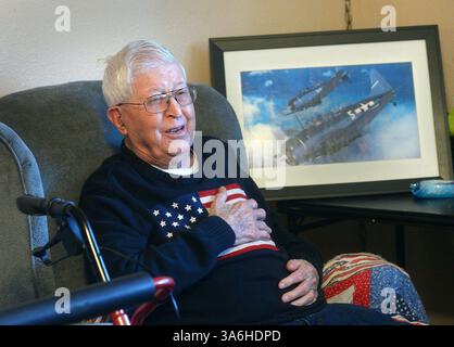 Dec. 4, 2014 - Modesto, Californie, États-Unis - vétéran de la seconde Guerre mondiale, Jim Whinery de Modesto a servi dans les Marines des États-Unis et parle du temps où il porterait une petite Bible dans sa poche au-dessus de son cœur. Il était un tireur de queue assis derrière le pilote dans un SBD Dauntless Dive Bomber comme ceux sur la photo à côté de lui. (Crédit image : © Debbie Noda/Modesto Bee/ZUMA Wire) Banque D'Images