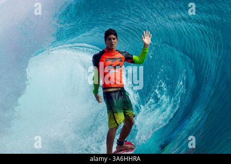 19 décembre 2014 - dossier - surfeur professionnel du WCT GABRIEL MEDINA, 20 ans de Sao Sebastiao, Sao Paulo est devenu le premier champion du monde de surf brésilien en 2014 lors du Pipe Master Hawaii. Medina a rejoint l'élite mondiale du Surfing World Tour en 2011, et dans son année rookie, il a terminé dans le top 12 de l'ASP World Tour à l'âge de 17 ans. En mars 2014, il remporte le Quiksilver Pro Gold Coast. Photo - 16 août 2012 - Teahupoo, Tahiti - Gabriel Medina du Brésil navigue à travers un tonneau lors de la première ronde de compétition au Billabong Pro Tahiti. Medina a gagné sa chaleur et un Banque D'Images