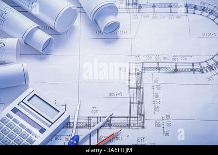 Copyspace image composition Rolled White blueprints classique gris calculatrice compas crayon Banque D'Images