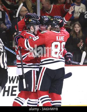 21 décembre 2014 - Chicago, il, États-Unis - Kris Versteeg (23), aile droite des Blackhawks de Chicago, célèbre son but avec Patrick Kane (88), aile droite des Blackhawks de Chicago, et Patrick Sharp (10), après avoir marqué contre les Maple Leafs de Toronto en première période, dimanche 21 décembre 2014, au United Center de Chicago. (Crédit image : © Nuccio Dinuzzo/TNS/ZUMA Wire) Banque D'Images