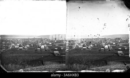 Cette vue panoramique depuis Mt. Airy Bluff offre une perspective panoramique de l'église Saint Paul, avec les flèches jumelles de l'église baptiste bien visibles sur la gauche. L'image capture le paysage de la ville depuis un point de vue élevé. Banque D'Images