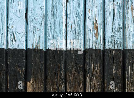 Ancienne peinture craquelée sur les anciennes cartes. Mur en bois Banque D'Images