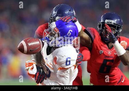 Dec. 31, 2014 - Glendale, AZ, USA - Arizona sécurité William Parks (11) et le cornerback Jonathan McKnight (6) brisent une passe destinée au récepteur de Boise State Wide Chaz Anderson (6) au Vizio Fiesta Bowl à l'Université de Phoenix Stadium à Glendale, Ariz., le mercredi 31 décembre 2014. Boise State Won, 38-30. (Crédit image : © Joe Jaszewski/TNS/ZUMA Wire) Banque D'Images