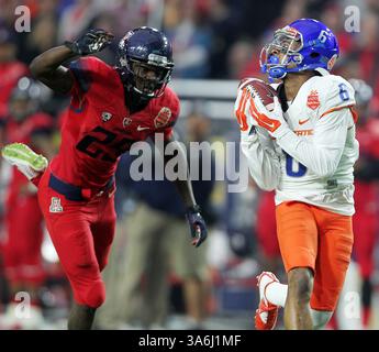 Dec. 31, 2014 - Glendale, AZ, États-Unis - le receveur de Boise State Wide Chaz Anderson (6) effectue une passe de touchdown de 57 yards contre le cornerback de l'Arizona Jarvis McCall Jr. (29) pendant le premier quart-temps du Vizio Fiesta Bowl au stade de l'Université de Phoenix à Glendale, Ariz., le mercredi 31 décembre 2014. Boise State Won, 38-30. (Crédit image : © Kyle Green/TNS/ZUMA Wire) Banque D'Images