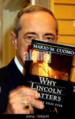Janvier 1, 2015 - dossier - L'ancien gouverneur de New York MARIO CUOMO (15 juin 1932 - 1er janvier 2015) est décédé aujourd'hui à 82 ans. Mario Cuomo avait été hospitalisé récemment pour traiter une maladie cardiaque. Il est décédé chez lui, peu avant 17 h HE. Le démocrate a été gouverneur pendant trois mandats, de 1983 à 1995. Il a été marié à sa femme, Mathilde, pendant plus de six décennies. Ils ont eu cinq enfants, dont l'actuel gouverneur de New York Andrew Cuomo, qui a prêté serment pour son deuxième mandat aujourd'hui. Photo - janvier 1, 2011 - New York, New York, États-Unis - Mario Cuomo signe des copies de son livre ''Why Lincoln Matters'' chez Barnes and N. Banque D'Images