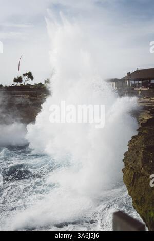 Les hautes vagues s'écrasent avec toute la force contre la côte et éclaboussent haut, Devils Tears, Nusa Lembongan, Indonésie, Asie Banque D'Images