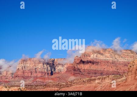 Magnifique paysage naturel des falaises Vermillion en Arizona, États-Unis. La photo capture les superbes formations rocheuses rouges sous un ciel bleu clair Banque D'Images