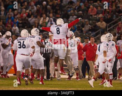 4 janvier 2015 Carson, CA..West Coast White Team, et 3 étoiles non engagées Defensive Tackle (8) Bryce English célèbre avec l'un des entraîneurs après avoir causé un fumble lors du 4e match annuel de Semper Fidelis All-American Bowl Football entre l'équipe bleue de la côte est et l'équipe blanche de la côte ouest, au StubHub Center de Carson, en Californie. L'équipe bleue de la côte est a battu l'équipe blanche de la côte ouest 24-3. (Crédit obligatoire : Juan Lainez / MarinMedia / Cal Sport Media)(crédit image : © Juan Lainez / Marinmedia / CSM/Cal Sport Media/ZUMAPRESS.com) Banque D'Images