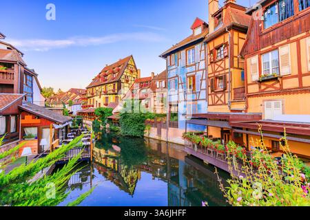 Colmar, Alsace, France. Petite Venise, canal d'eau et maisons traditionnelles à colombages. Banque D'Images