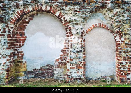 AHUS, SUÈDE - 21 JUILLET 2023 : les ruines antiques du cloître dominicain et de l'église au coeur de la ville. Banque D'Images