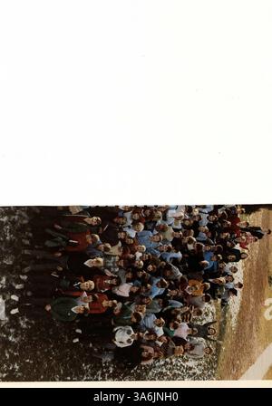 Le South View Junior High Yearbook pour 1984 présente un aperçu de la vie étudiante, des activités scolaires et des faits saillants sportifs de l'année scolaire 1983-1984/09. Banque D'Images
