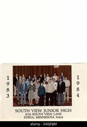 Le South View Junior High Yearbook 1984 saisit les moments les plus mémorables de l’année scolaire, y compris les élèves, les enseignants, les performances sportives et les activités parascolaires de 1983 à 1984. Banque D'Images