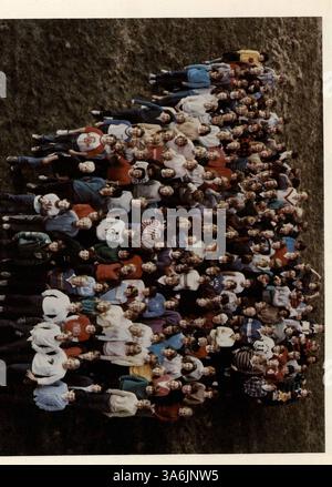 Le South View Junior High Yearbook 1984 commémore les faits saillants de l’année scolaire, de l’athlétisme à la réussite scolaire, avec la contribution des étudiants, des professeurs et du personnel. Banque D'Images