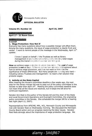 Le Bulletin officiel de la Bibliothèque publique de Minneapolis 2007 fournit aux employés des bibliothèques des mises à jour hebdomadaires essentielles sur les programmes, les événements et les changements organisationnels de la bibliothèque. Banque D'Images